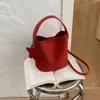 Bolso pequeño súper popular para mujer, nuevo modelo de verano 2026, bolso tipo cubo de hombro y cruzado de alta gama para el día a día