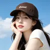 Gorra de Béisbol Versátil de Moda Callejera para Verano 2026 para Hombres y Mujeres, Gorra Vintage Pico de Pato con Bordado de Letras, Sombrero para el Sol que Adelgaza el Rostro