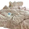 Colcha color crema estilo francés, un juego de cama de cuatro piezas con tela de terciopelo de leche gruesa y suave, que incluye una sábana de invierno y una funda de edredón