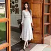 Vestido de Otoño 2026 Nuevo Estilo Francés Elegante de Gama Alta Ajustado con Perlas y Cuello de Encaje de Manga Larga en Color Blanco Roto