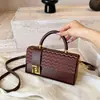 Bolso pequeño cuadrado de alta costura modelo 2026 nuevo bolso casual simple para mujer bolso de hombro cruzado moderno para ir al trabajo y llevar en la mano