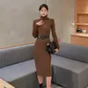 Colección de otoño/invierno 2026 estilo coreano transfronteriza: Vestido de punto ajustado, color liso, cuello alto, manga larga, con nudo al frente y silueta entallada