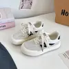 Sapatos brancos femininos de sola grossa, estilo coreano, frescos e simples, novo modelo de outono, sapatos casuais de nicho, modernos e versáteis H1508