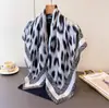 Bufanda Grande Nueva Estampado de Leopardo Salvaje Seda Tacto de Alta Gama Bufanda de Seda Chal Estampado Polaina Decorativa Protección Solar Pañuelo para la Cabeza Bufanda