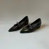 Zapatos de mujer Chuyuji estilo francés de punta con aumento de altura interno, zapatos bajos de moda envolventes, elegantes y versátiles, nuevo color plateado