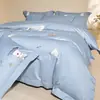 Conjunto de Quatro Peças Bordado com Aplicação em Algodão Puro Estilo Levemente Luxuoso Algodão de Fibra Longa de Xinjiang Capa de Edredom Desenho Animado Fofo Lençol de Cama Conjunto de Três Peças para Uma Pessoa
