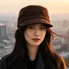 2026 Otoño/Invierno Nuevo Estilo Gorra Plana para Mujer Beret de Felpa de Gamuza de Alta Gama Hace que la Cara se Vea Más Pequeña Sombrero de Hípica Plano Retro