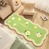 Alfombra de noche estilo Ins en blanco y negro con estampado floral irregular, cachemira sintética, alfombrilla de suelo duradera para sala de estar y dormitorio del hogar