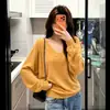 Camiseta versátil de manga larga con cuello en V, una capa base elegante y cómoda para mujer, perfecta para otoño e invierno, con un corte holgado y relajado que crea un efecto adelgazante. Código de estilo: 26281