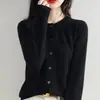 Camisa base estilosa de caimento justo para primavera e outono, novo suéter de tricô estilo Chanel para mulheres, jaqueta suéter cardigã de gola redonda curta e de caimento justo