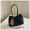Bolso tote de lunares estilo coreano para otoño e invierno, bolso de hombro casual vintage de gran capacidad con colgante de cachorro, bolso versátil para el hombro para el día a día