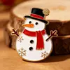 Broche de esmalte metálico com tema de boneco de neve, floco de neve personalizado, broche de desenho animado, decoração de festa de Natal, presente comemorativo, feito sob medida