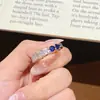 Novo Anel Exquisito de Alta Qualidade Cravejado com Diamantes e Safiras para Mulheres Anel Criativo Color Blocking com Faixa de Zircônia Branca Anel de Cauda Anel Aberto
