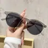 Óculos de Sol Redondos Estilo Europeu e Americano com Proteção UV, Decoração de Rebite Tartaruga, Protetor Solar para Dirigir, Óculos de Sol com Proteção Solar para Mulheres, Sensação de Alto Padrão