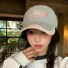 Gorra de Béisbol Bordada con Letra para Mujer 2025 Nuevo Estilo Coreano Sombrero de Ala Ancha que Hace que la Cara Parezca Más Pequeña, Adecuado para Circunferencia de Cabeza Grande