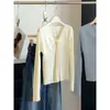 Suéter de punto retorcido con cuello en V Guangzhou Thirteen Lines para mujer, otoño 2026, nicho ajustado, adelgazante, top básico de manga larga