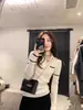 Tricô de Base com Gola Polo em Cor Contrastante para Mulheres no Outono e Inverno, Estilo Pequeno Perfumado, Peça Única e Exclusiva com Listras Caneladas de Manga Longa