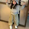 Conjunto de moletom listrado com orelhas de coelho para meninas, coleção outono 2026, nova roupa externa infantil, cardigã e calça de trabalho