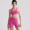 Conjunto de Yoga para Mujeres: Sujetador de estilo halter con diseño de espalda triangular, Pantalones cortos deportivos con efecto moldeador y levanta glúteos, Conjunto de dos piezas con copas integradas