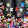 Lote mixto de 100 zapatos con agujeros de flores, accesorios para zapatos Jibbitz, hebillas para zapatos con agujeros, accesorios para zapatos con agujeros de alto sentido.