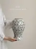 Vaso de Cerâmica Retro Porcelana Azul e Branca Ornamento para Sala de Estar, Jarra de Cerâmica para Arranjo de Flores, Decoração de Luxo Leve, Recipiente para Flores Estilo Chinês Novo, Pequeno