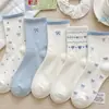 Calcetines de punto para mujer, color azul claro, con lazo, para otoño e invierno, blancos, de media pantorrilla, estilo japonés moderno, dulces, deportivos, versátiles para estudiantes