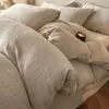 Juego de ropa de cama de cuatro piezas de terciopelo de leche engrosado y bordado para otoño e invierno, que incluye sábanas cálidas, funda de edredón y sábana bajera, diseñado para el dormitorio principal con una estética simple pero elegante.