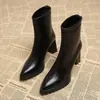 Botas curtas de bico fino para mulheres, o novo estilo popular deste ano, salto grosso, salto alto, para pessoas baixinhas, botas slim francesas, botas de combate elásticas