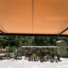 Toldo cantilever de aleación de aluminio para exteriores para villas, balcones y tiendas; toldo retráctil eléctrico para protección solar y de lluvia; personalizable con un logo