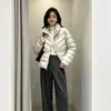Nova jaqueta de inverno e outono para mulheres, com gola alta de pele de coelho, enchimento de plumas de pato branco, estilo curto, estilo europeu, corte solto, casaco versátil e quente