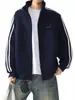 Sudadera con capucha y cremallera a rayas bordada de marca trendy americana estilo universitario para hombre, para pareja, cuello alto, casual, versátil, chaqueta deportiva