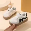 Tênis Casuais de Couro para Bebês e Crianças 2026 Outono/Inverno Novo Estilo Tênis Infantis Unissex de Algodão com Forro de Lã para Aquecimento Sapatos de Caminhada para Bebês