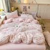Set súper suave de cuatro piezas de algodón gofrado con estampado floral fresco, adecuado para dormitorio y uso doméstico, incluye sábana bajera y funda de edredón, set floral de tres piezas para exportación
