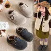 Outono 2026 Novos Sapatos Birkenstock Meninas Plus Veludo Quente Estilo Floresta Tendência Retrô Sapatos Moda Versátil Sapatos de Algodão para Crianças