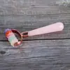Set de Masajeador Rodillo de Cristal Rosa de Resina Cruzada con Jade para Ojos y Rostro, Masajeador de Vidrio Gua Sha de Belleza en Forma de Corazón