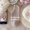 Calcetines de coral para dormir para mujer, calcetines cortos rayados gruesos y cálidos para invierno, calcetines de casa para maternidad, calcetines de suelo antideslizantes con puntos de goma
