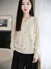 Cárdigan de punto con cuello redondo y bordado de corazón, un nuevo estilo de otoño para mujer, hecho de lana fina, un cárdigan que te hace lucir más joven
