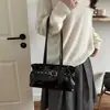 Bolso pequeño cuadrado de moda este año, estilo japonés y coreano, para mujer, nueva colección de verano 2026, bolso de hombro con correa de cuero tachonada, bolso de axila para el trabajo