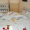 Bordado de toalla de dibujos animados de grado A, con un juego de cuatro piezas cepillado de algodón de fibra larga de Xinjiang 100s, perfecto para otoño e invierno, con un diseño amigable con la piel y cómodo, adecuado para ropa de cama infantil