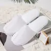 Pantuflas desechables hotel hotel casa de huéspedes hotel antideslizantes no tejidas máquina para fabricantes ultrasónicos al por mayor personalizado