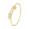 Pulsera vintage transfronteriza hueca con punta de circón y textura de hueso de serpiente, accesorio de alta gama para mujer, directo del fabricante