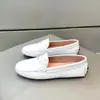 Sapatilhas de Seda de Batata para Mulheres 2023 Novo Estilo Britânico Fivela de Metal Torcida Borla em Uma Perna Mocassins Confortáveis Exportação