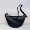2026 Nova Bolsa Transversal de Meia-Lua Transfronteiriça de Nicho Feita de Pele de Ovelha por Dentro e por Fora, Bolsa de Ombro Transversal de Chifre da Moda e Simples para o Dia a Dia Tendência
