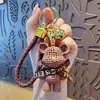 Llavero Colgante Oso Violento de Dibujos Animados de Resina Encanto para Bolso de Pareja Cordón para Llave de Coche Colgante para Teléfono Pequeño Regalo