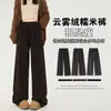 Foto real de calças femininas de outono e inverno novas, de cintura alta, perna reta, com caimento solto, corte relaxado, forradas de cashmere, perna larga, na cor café veludo nuvem