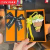 Producto Terminado de Ganchillo Hecho a Mano, Llavero de Ramo de Flores de Hilo, Flor de Rosa Creativa Flor Artificial Colgante para Bolsa, Regalo para el Día del Maestro