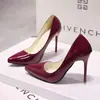 Sapatos de Salto Alto Pretos Azuis de Bico Fino com Verniz Vermelho para Mulheres, Salto Alto Estilo Europeu, Sapatos de Casamento e Trabalho, Cor Nude