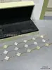 Transmisión en vivo estilo popular V dorado versión alta pulsera de trébol de cuatro hojas para mujer lujo ligero moda versátil chapada en 18k ágata nácar pulsera de cinco pétalos