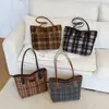 2025 Nuevo Bolso de Hombro de Felpa a Cuadros de Gran Capacidad para Mujer para Viajes de Otoño e Invierno Bolso de Tela Retro de Moda para Mujer