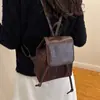 Bolsa de design de nicho 2023 nova mochila feminina saco de balde portátil casual all-match High Sense mochila fora